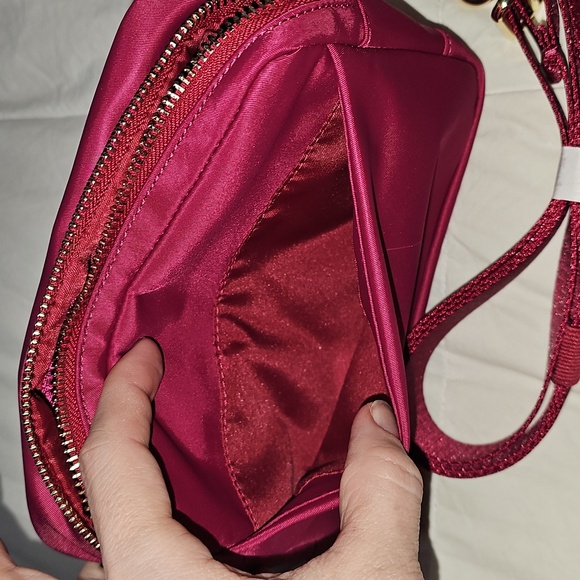 Lululemon Everywhere Crossbody Bag! Metal Hardware! BRML/GOLD!! - Picture 12 of 12